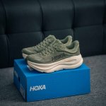 核心私 Hoka M Bondi 9全新配色 这个品牌来自于新西兰的毛利语，Hoka表示大地，One One表示飞越，连起来就是飞越地平线，One One不是读