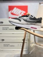 230 Nk Air Max 1 初代复古气垫慢跑鞋 由Tinker Hatfeld和Mark Parker在1987年设计 灵感来自于巴黎蓬皮杜中心 Tink