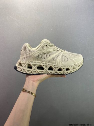 公司级Dior 迪奥网眼织物低帮运动休闲鞋 该款系列采用黑网色眼织物白和色科技料面精心制 作饰以反光“Cd30”图形标志 外格轻盈的刻雕效果橡胶鞋搭底配标志性点