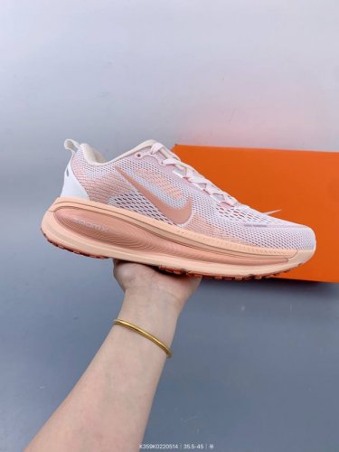 耐克 Nike Vomero 18 厚底增高老爹运动跑步鞋。全新 Vomero 提供比以往更多的緩衝效能以及該系列有史以來最高的鞋底高度，結合 Nike 的 Z