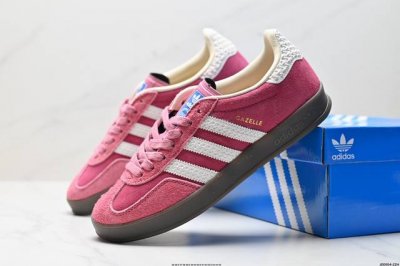 公司级Adlidas Originals Gazelle Indoor ”这款阿迪达斯运动鞋是 1979年 Gazelle Indoor 运动鞋的复兴，柔软的绒