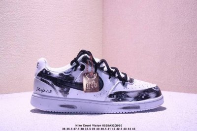 公司级Nike Court Vision 1 Low 幻影十字架 手绘涂鸦定制板鞋 幻影十字架常作为一种印花图案出现 具有独特的视觉效果 将幻影十字架与梵文 马