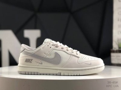 公司级带半码耐克 Nike Dunk Low 复古板鞋，尽情迈步，彰显个性风采。采用牛柔软皮革鞋面，经久耐穿，塑就如元年款 Dunk 般的复古质感。鞋头透气孔，
