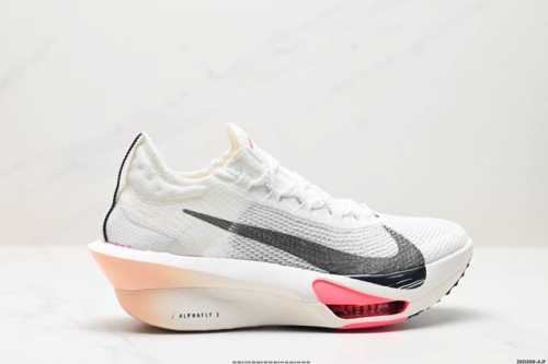 公司级新品发布 Nike Air Zoom Alphafly Next%3 整体采用前作的设计语言，并且对后者的细节进行升级，马拉松和长距离路跑的性能极限设计而