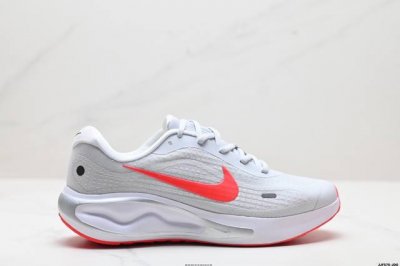 真标nike Journey Run 2024跑步鞋 使用了新型的缓震材料 脚感偏韧 后跟有加厚的海绵填充 鞋子前掌和后掌做了加宽设计 增加了跑步时的稳定性 织
