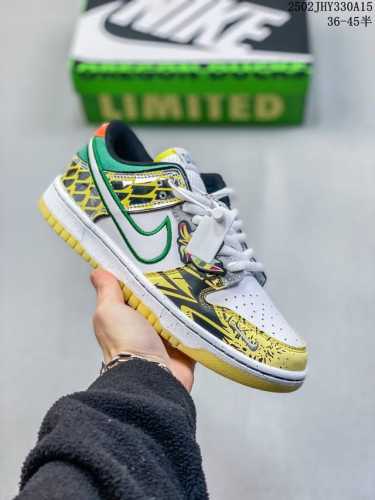公司级Nike Dunk Low Dunk Sb顾名思义，具有经典的Dunk血缘，又注入了更多的时尚元素。相较于普通的Dunk滑板鞋，改良版的Dunk Sb加厚