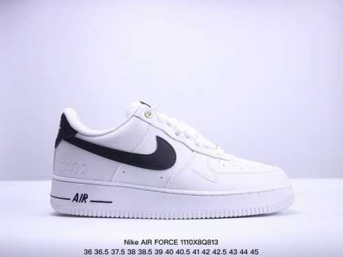 真标耐克Nike AIR FORCE 1‘07 空军一号低帮百搭休闲运动板鞋。柔软、弹性十足的缓震性能和出色的中底设计，横跨复古与现代的外型结合，造就出风靡全球
