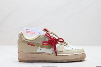 真标Nike Air Force 7 Lx空军一号秋冬蛇年新年低帮百搭休闲运动板鞋。柔软、弹性十足的缓震性能和出色的中底设计，横跨复古与现代的外型结合，造就出风