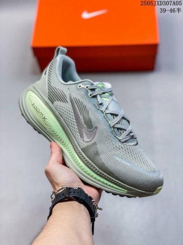 公司级 耐克 Nike Vomero 18 厚底增高老爹运动跑步鞋。全新 Vomero 提供比以往更多的緩衝效能以及該系列有史以來最高的鞋底高度，結合 Nike