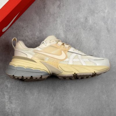 本地 核心私 公司级Nike V2K Run 复古单品 复古老爹鞋跑步鞋 鞋款被命名为 Runtekk 设计上借鉴了 2000 年的跑鞋风格 配色上以金属银为主