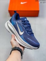 nike 耐克 佛莫罗18代系列 升级原楦原数据开发纸版，采用科技织法轻盈织物合成鞋面材质，足底搭载 Zoomx 缓震配置，Cushlon 3.0混合泡棉中底缓