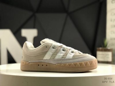 160 Adidas Adimatic Low 马蒂奇系列低帮 复古鲨鱼面包鞋运动休闲滑板板鞋 整个鞋面由色彩艳丽的麂皮制成 搭配品牌标志性大尺寸三条纹 Log
