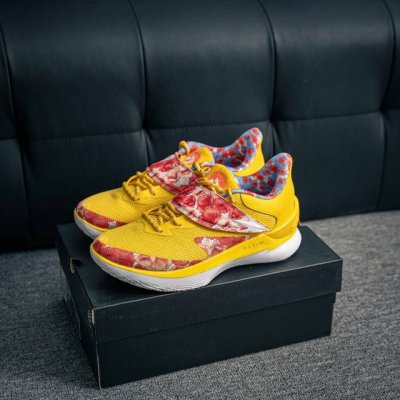 核心私 under Armour Curry Fox 1 库里 福克斯 狐狸一代低帮篮球鞋 轻盈的纺织鞋面 舒适耐穿且富有支撑力 有助于提高舒适性与贴合度 橡胶