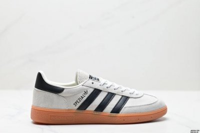 公司级Adidas Handball Spezial 阿迪达斯经典款 复古休闲板鞋 全鞋采用反毛皮制作 牛筋耐磨大底 承载青春情怀的板鞋 经典三条杠装饰鞋侧 品