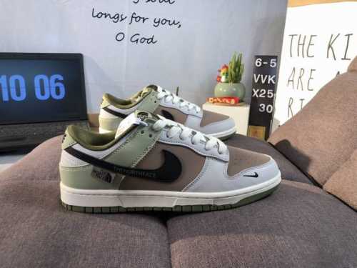 高端定制Nike Sb Dunk Low 北面联名--- 橄榄绿黑钩 高端定制 低帮休闲板鞋 定制鞋盒 大厂纯原品质出货 超高清洁度 皮料切割干净无任何毛边 细