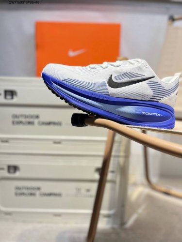 nk Air Zoom Vomero 18 轻便舒适公路跑步鞋质感柔软 弹力充沛 助力一路畅跑 乐享不停 厚实泡绵缔造舒适的回弹效果 铸就出色跑步表现 该鞋款轻