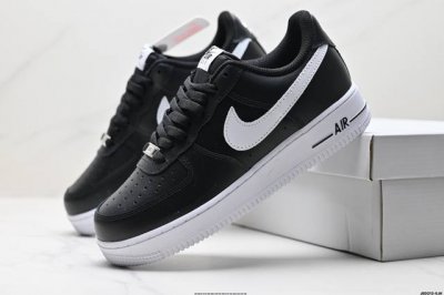 250 公司级耐克Nike Air Force 1“07空军一号低帮百搭休闲运动板鞋。柔软、弹性十足的缓震性能和出色的中底设计，横跨复古与现代的外型结合，造就出
