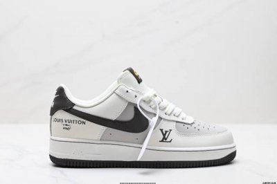 真标耐克Nike Air Force 1“07空军一号低帮百搭休闲运动板鞋。柔软、弹性十足的缓震性能和出色的中底设计，横跨复古与现代的外型结合，造就出风靡全球三