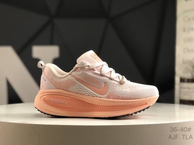 真标带半码 耐克 Nike Vomero 18 耐克 舒适减震防滑 低帮跑步鞋 全掌Reactx泡绵中底 前掌和后跟还配备了Air Zoom气垫单元 据说跑起来