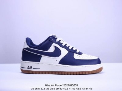 耐克 Nike Air Force 1 '07 Low 空军一号含气垫 低帮百搭厚底增高休闲运动板鞋。柔软、弹性十足的缓震性能和出色的中底设计，横跨复古与现代的