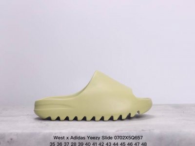 West X Adidas Yeezy Slide Glow Green 椰子户外风格沙滩涉水百搭运动穿搭拖鞋拖鞋 Yeezy Slide 采用 Eva 泡棉以