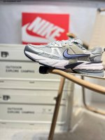 nk V2K Runtekk 减震防滑低帮 复古老爹鞋跑步鞋 鞋款被命名为 Runtekk 设计上借鉴了 2000 年的跑鞋风格 配色上以金属银为主调 简练又有