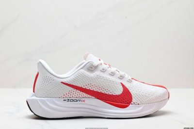 公司级升级原楦原纸版数据开发 采用弹性 Flyknit 飞织鞋面材质 内里嵌入定型海绵 全掌型 Zoomx 泡绵中底 外置防滑耐磨橡胶底片竞训神鞋飞马Plus回
