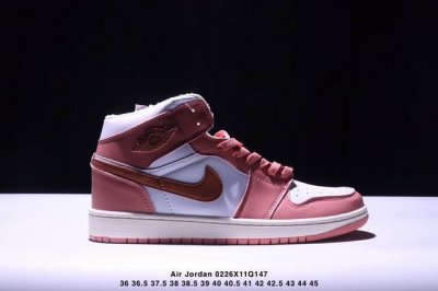 作为Air Jordan 1的元年配色之一，自1985年首次面世以来就有着超高的人气。 鞋身以优质皮革材质覆盖，并采用与元年相同的修长`85鞋型！标志性黑 红色