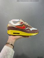 公司级耐克 Nike Air Max1 Sp混合科技 透气后掌半气垫慢跑鞋 兼具非凡优质外观和出色穿着体验！性能出众的一双透气鞋面后置半掌气垫运动鞋。货号：Dc