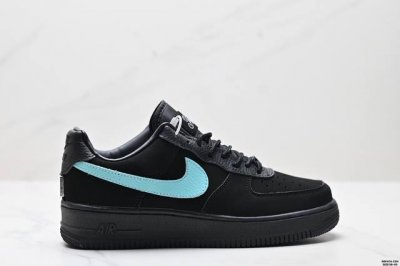 真标耐克Nike Air Force 1“07空军一号低帮百搭休闲运动板鞋。柔软、弹性十足的缓震性能和出色的中底设计，横跨复古与现代的外型结合，造就出风靡全球三