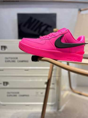 耐克 Nike Air Force 1 '07空军一号 百搭休闲运动板鞋。柔软、弹性十足的缓震性能和出色的中底设计，横跨复古与现代的外型结合，造就出风靡全球三十