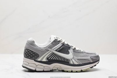 公司级耐克nike Zoom Vomero 5 马拉松复古跑五代休闲运动慢跑鞋 采用环保纤维革饰片组合网眼布鞋面材质 升级正确后跟tpu加固 耐弯折热塑框架支撑
