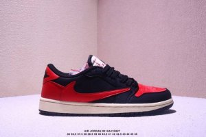 乔丹一代 Air Jordan 1 乔1 低帮Aj1倒勾系列 运动鞋复古休闲篮球鞋 提高了与足部的贴合度，给人不一样的穿着体验。鞋底的平稳支撑，让你在运动中随意