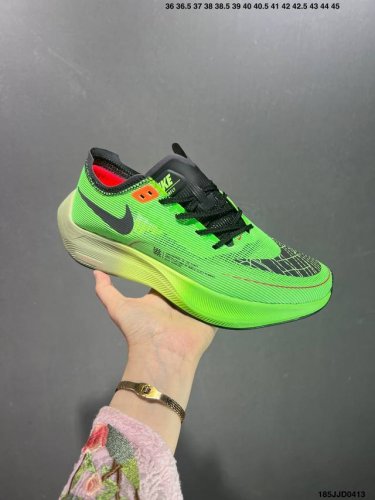 Nike Zoomx Vaporfly Next% 马拉松跑步鞋 真碳版本 舒适鞋面采用合成革+织物材质 不同肌理材质拼接 使鞋型稳固不易变形。 柔软透气内里