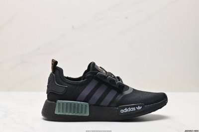 公司级ad Boost Nmd R1 经典跑鞋系列全新配色 弹力针织鞋面 原装高弹boost颗粒大底 缓震性能卓越 体质轻盈且抗冲击 整双鞋子的透气性和舒适度完