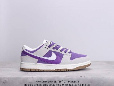 Nike Dunk Low Se “85” 双勾 Nike推出特别版dunk Low企划。此款nike Dunk Low采用灰色面革材质，鞋身左右侧均配有皮革质