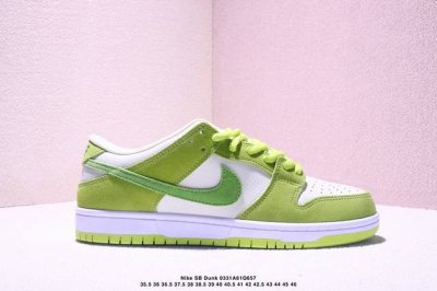 耐克Nike Sb Dunk Low 扣篮系列复古低帮休闲运动滑板板鞋。采用脚感柔软舒适Zoomair气垫，有效吸收滑板等极限运动在落地时带来的冲击力，为街头运