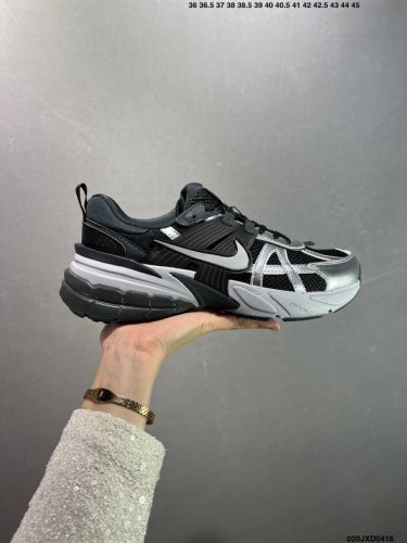 公司级Nike V2K Runtekk 减震防滑复古低帮跑步鞋 材质上使用大面积网眼 皮革 Tpu 组成 支撑和透气性肯定不错 中底处由 Cushlon 泡绵打