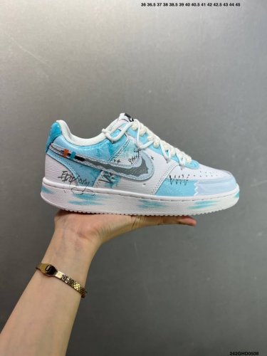公司级Nike Court Vision 1 Low“幻影十字架” 手绘涂鸦定制板鞋 幻影十字架常作为一种印花图案出现，具有独特的视觉效果。将幻影十字架与梵文、