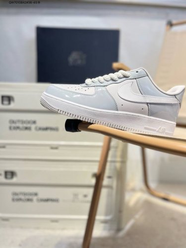 耐克 Nike Air Force 1 '07空军一号 百搭休闲运动板鞋。柔软、弹性十足的缓震性能和出色的中底设计，横跨复古与现代的外型结合，造就出风靡全球三十