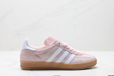 公司级Adidas Originals Gazelle Indoor 三叶草休闲防滑耐磨低帮板鞋 鞋头出色设计 塑就出众贴合感 稳固的后跟贴合足部曲线设计 软弹