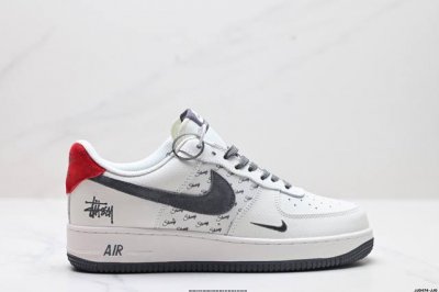 真标耐克Nike Air Force 7空军一号低帮百搭休闲运动板鞋。柔软、弹性十足的缓震性能和出色的中底设计，横跨复古与现代的外型结合，造就出风靡全球三十多年
