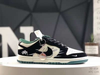 310 公司级带半码Nike Dunk Low 此款主张打破传统的工业化流水线设计限制，以Made By Ideas的超级创意为理念，集结众多潮流设计师，结合时