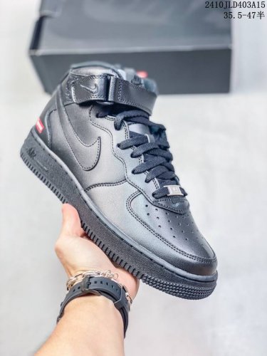 公司级带半码耐克nike Air Force 7 空军一号低帮百搭休闲运动板鞋。柔软、弹性十足的缓震性能和出色的中底设计，横跨复古与现代的外型结合，造就出风靡全