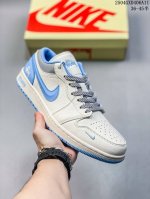 海外爆款限量发售！Nike Jordan Air Jordan 1“斯图西联名 白蓝立体勾” 高端定制 低帮 复古 减震 防滑 耐磨 篮球鞋 定制鞋盒 大厂纯原