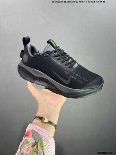 公司级nike Reactx Infinity Run 4 马拉松 轻量鞋面搭配位于足弓处的全新板带设计，细致包裹双脚，为nike飞马带来更稳固可靠的贴合感受。