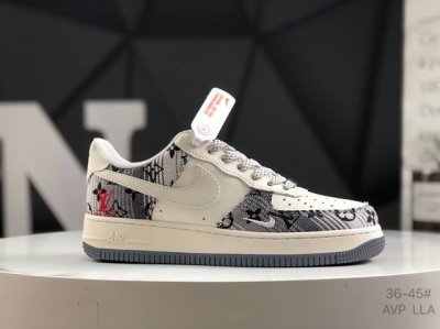 公司级带半码 耐克 Nike Air Force 1 07 空军一号低帮百搭休闲运动板鞋 柔软 弹性十足的缓震性能和出色的中底设计 横跨复古与现代的外型结合 造