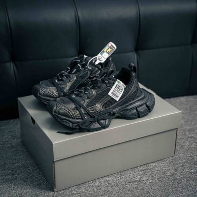 核心私 Balenciaga Phantom Sneaker 巴黎世家 巴黎世家全新十代潮流跑鞋 增加全新设计 在延续 Track Trainer 户外轮廓和复