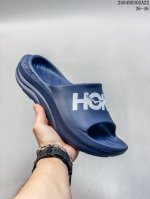 公司级Hoka One Ora 舒适百搭 防滑拖鞋 外观时尚大气 鞋底采用耐磨材质 细致做工 彰显品牌魅力 微翘式鞋头设计 响应灵活 保护脚趾 鞋身运用简洁的色