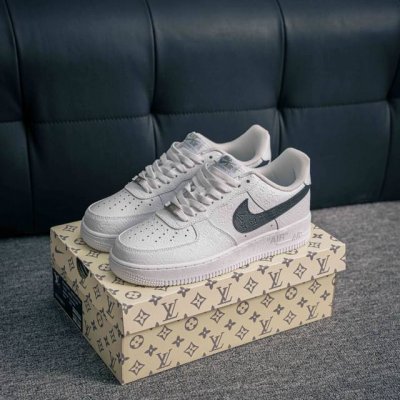 核心私 Air Force 1 原装级别 原楦头原纸板 打造纯正空军版型专注外贸渠道 全掌内置蜂窝气垫 原盒配件 原厂中底钢印、拉帮完美 货号：Yn-76981